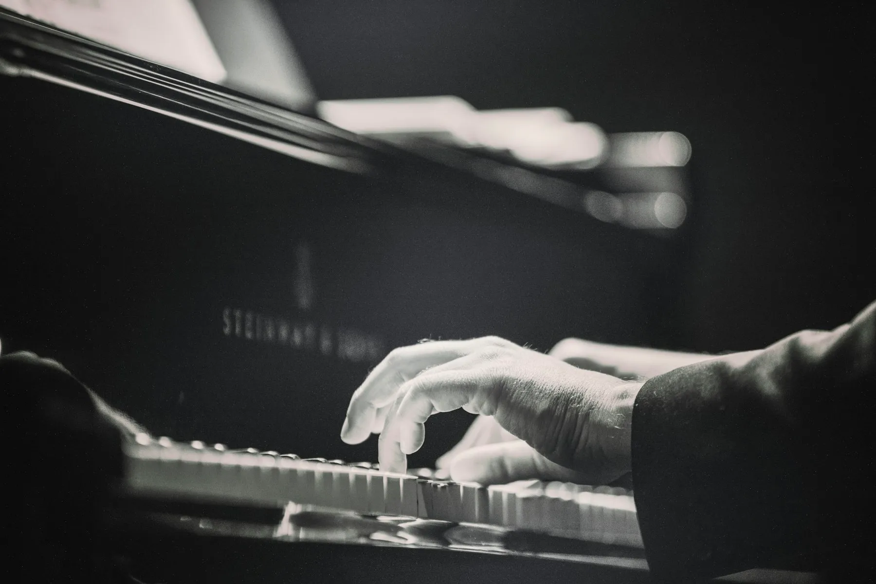 Pianiste et organiste jouant du piano à queue