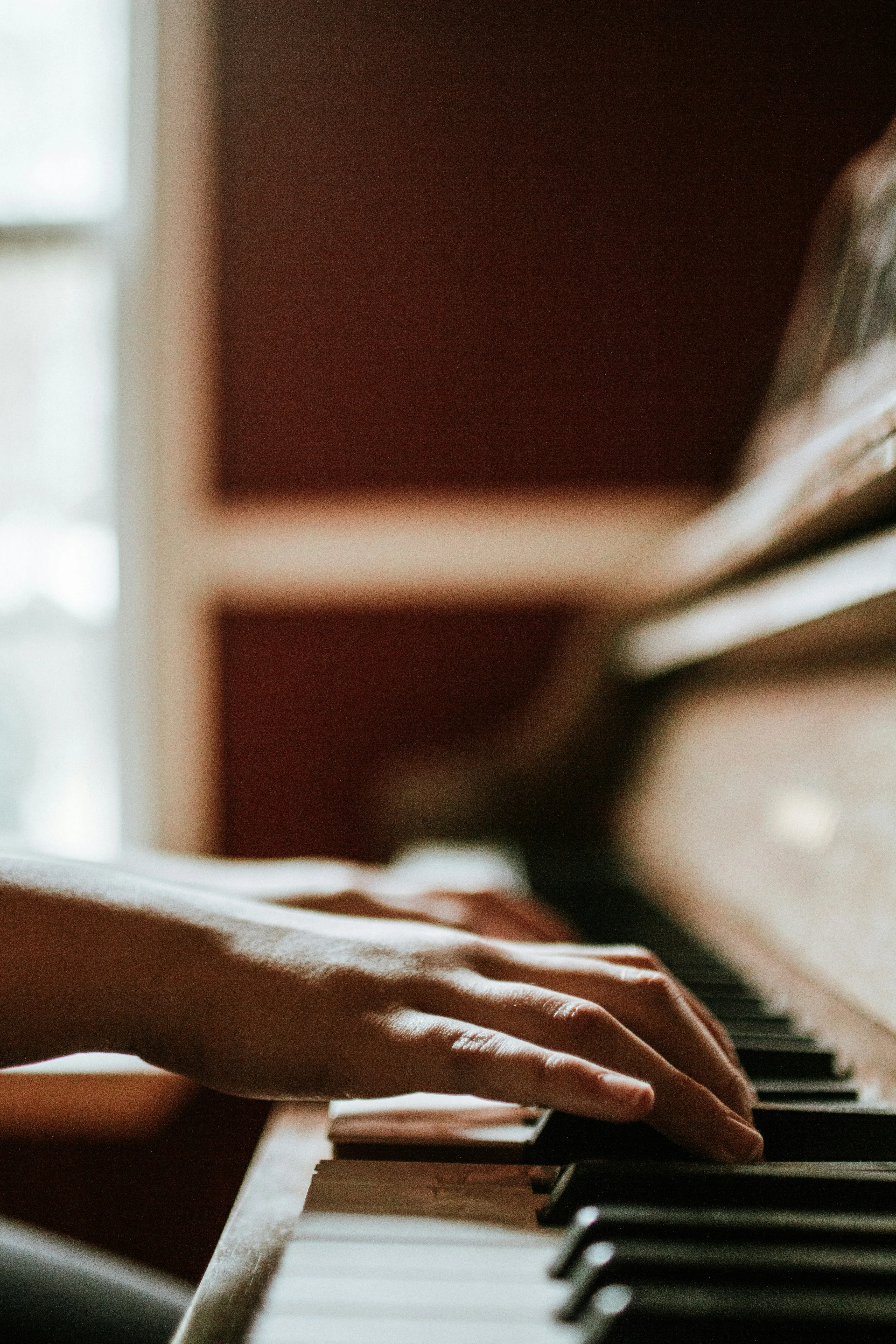 Cours de piano à domicile à Hellemmes — mains sur un clavier de piano